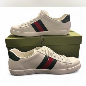 Gucci Men's Cream Sneakers with Red and Green Accents